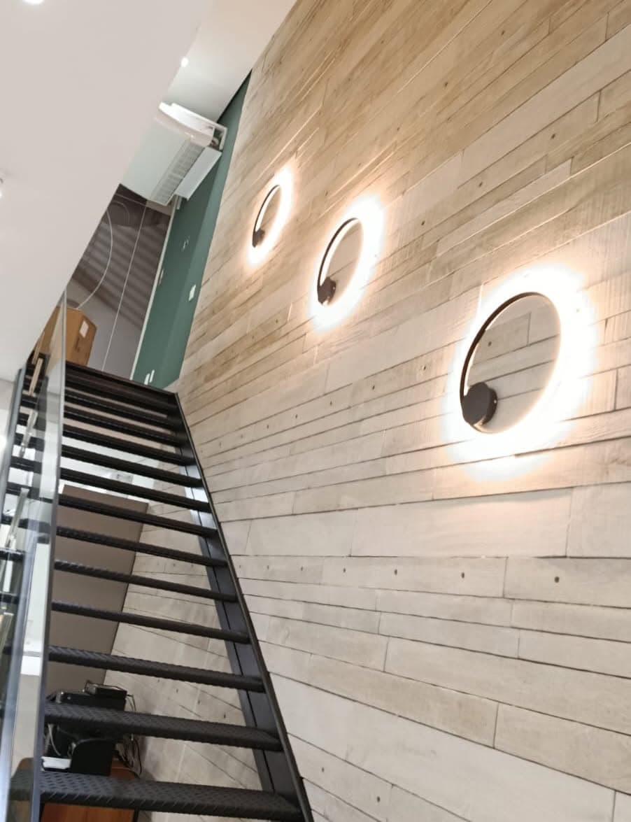 Arandelas de LED em escada — projeto luminotécnico