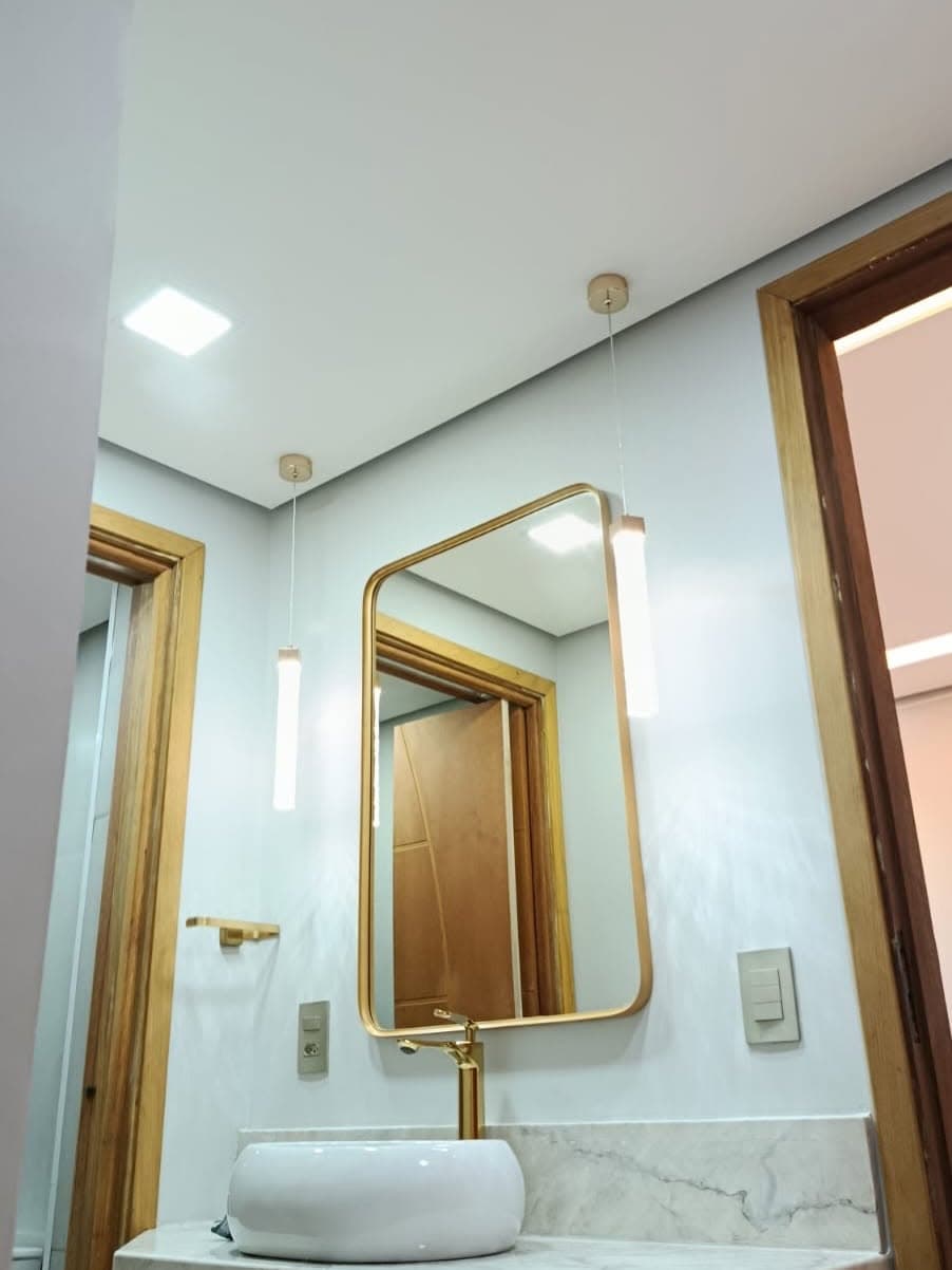 Pendentes e iluminação de lavabo