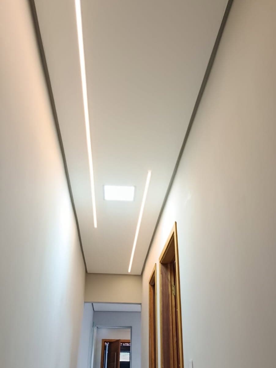 Perfis de LED embutidos no forro