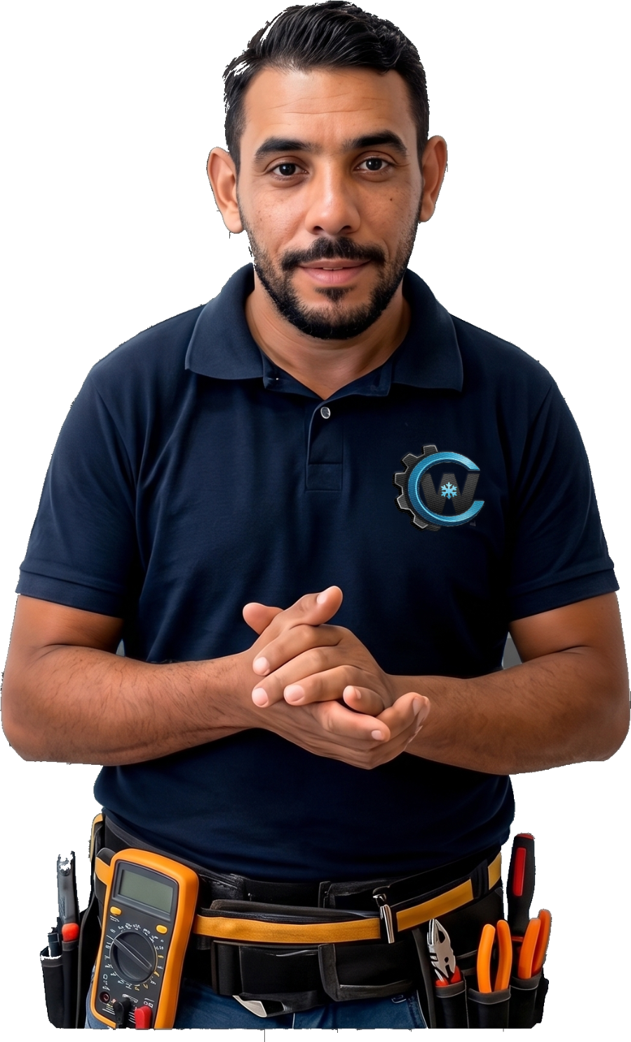 César, técnico da CW Elétrica e Refrigeração, com cinto de ferramentas